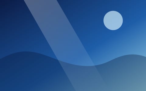 蓝色天空中穿过云层的光